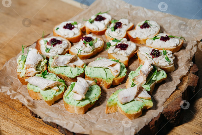 Скачать Кростини из курицы, намазанные сливками, украсьте.  фотосток Ozero