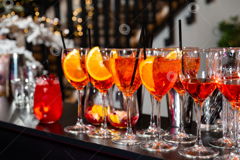 Скачать Коктейли Aperol Spritz на праздничной барной стойке.  фотосток Ozero