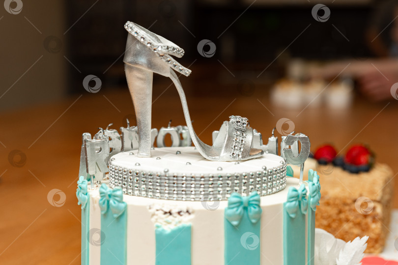 Скачать Гламурный торт на высоком каблуке с серебряными украшениями. фотосток Ozero