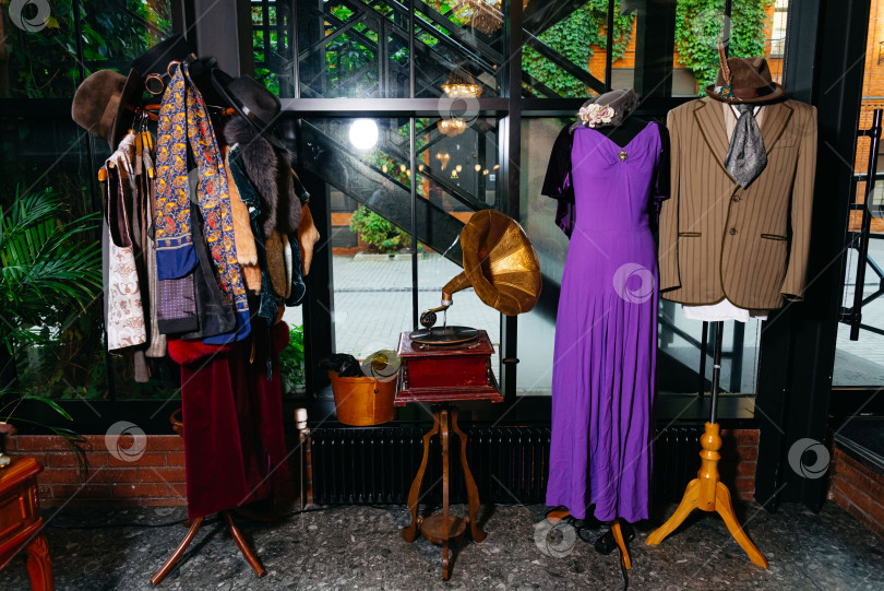 Скачать Показ винтажной одежды с граммофоном и манекенами. фотосток Ozero