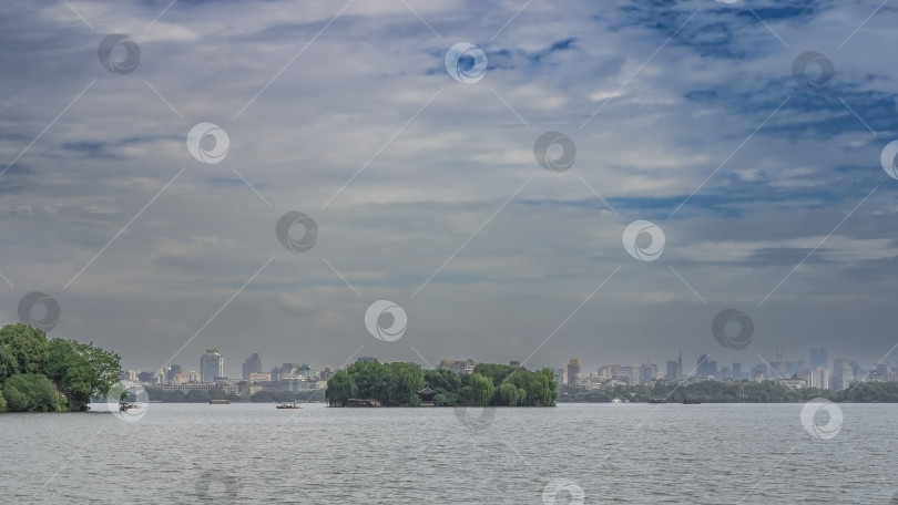 Скачать Туристические лодки плывут по спокойному и красивому городскому озеру. фотосток Ozero