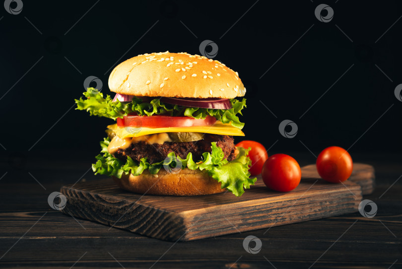 Скачать Домашние бургеры с говядиной и картофелем фри на темном фоне. фотосток Ozero