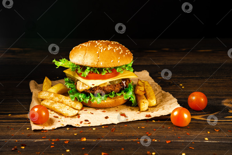 Скачать Домашние бургеры с говядиной и картофелем фри на темном фоне. фотосток Ozero