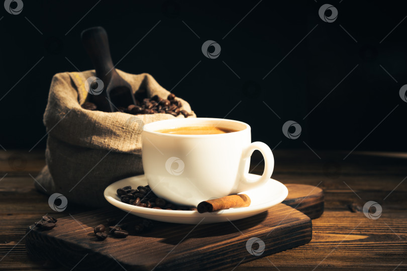 Скачать кофейные зерна на темном фоне фотосток Ozero