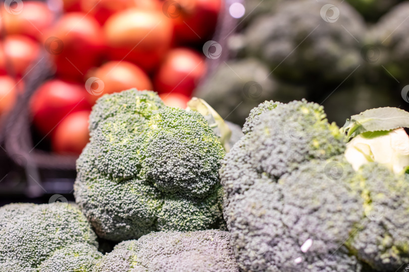 Скачать В продуктовом магазине сложен пучок брокколи фотосток Ozero