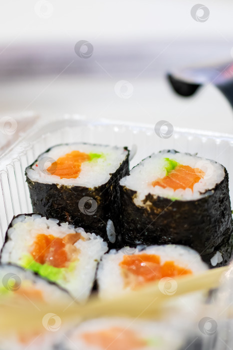 Скачать Крупный план вкусных суши-роллов в контейнере с палочками для еды фотосток Ozero