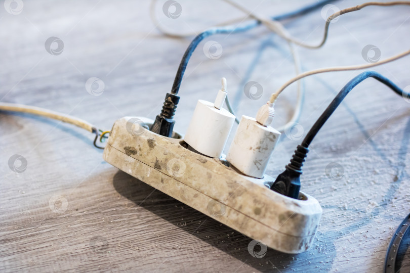 Скачать Несколько проводов подсоединены и подключены к устройству power strip фотосток Ozero