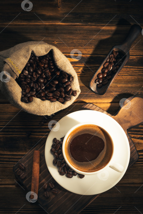 Скачать кофейные зерна на темном фоне фотосток Ozero