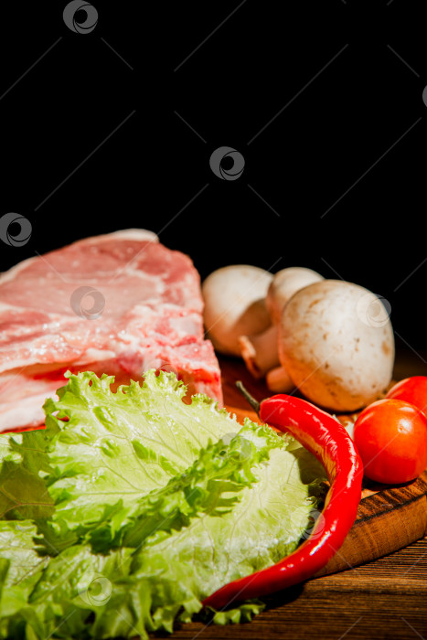 Скачать сырая свинина с салатом и перцем фотосток Ozero
