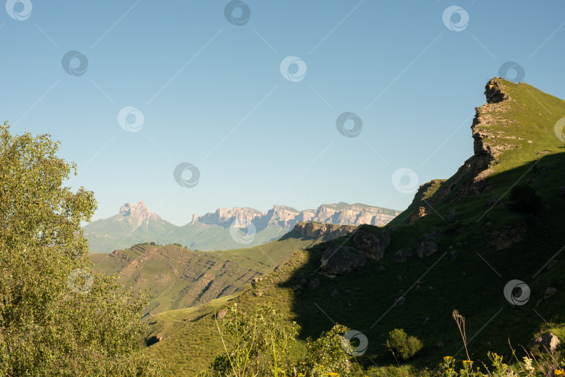 Скачать Горная тропинка к летнему пейзажу холма фотосток Ozero