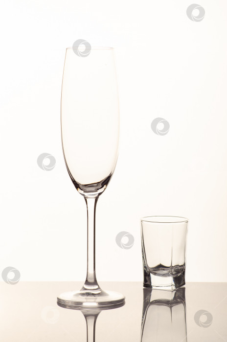 Скачать пустой бокал для шампанского на белом фоне фотосток Ozero