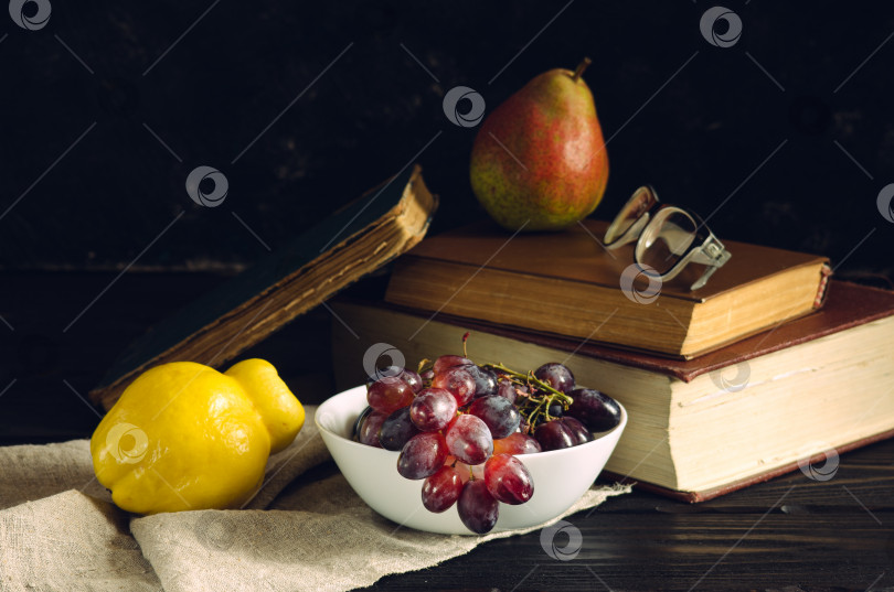 Скачать Книги и свежие фрукты на деревянном столе фотосток Ozero