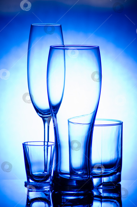 Скачать набор бокалов для вина и пива на синем градиентном фоне фотосток Ozero