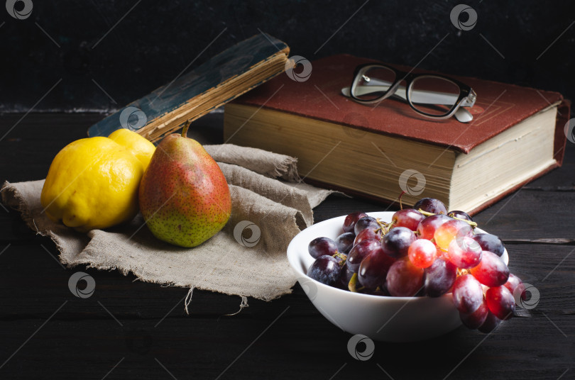 Скачать Книги и свежие фрукты на деревянном столе фотосток Ozero