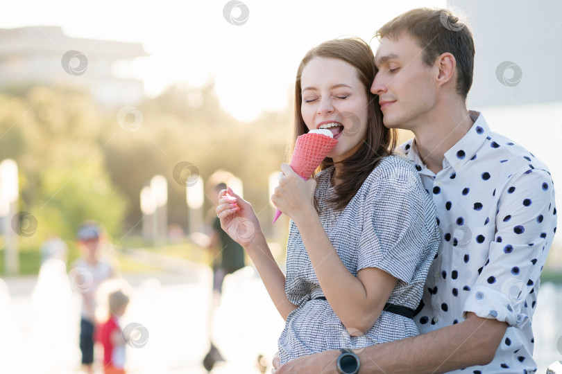 Скачать Влюбленные гуляют в летнем парке фотосток Ozero