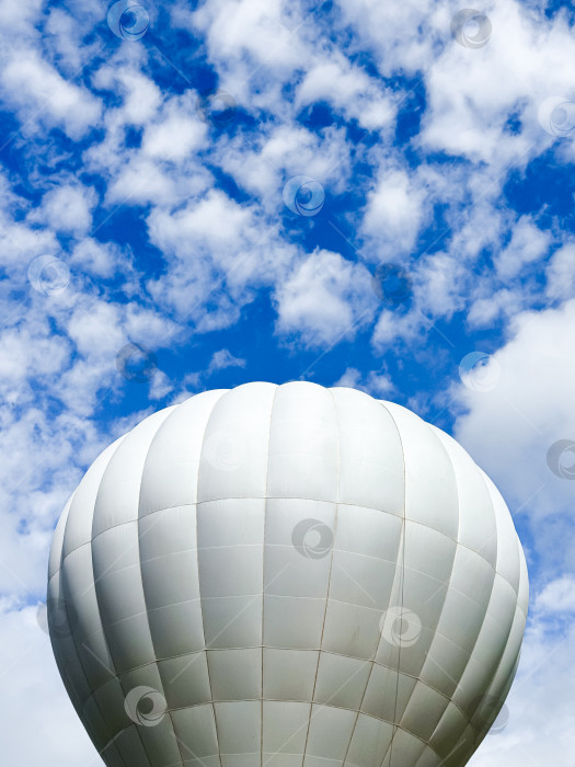 Скачать Белый воздушный шар на фоне облачного голубого неба фотосток Ozero