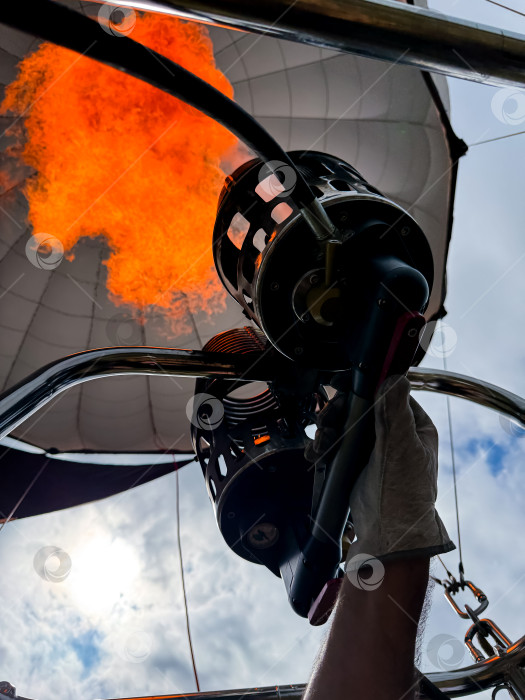 Скачать Горелка на воздушном шаре зажигает пламя на фоне голубого неба фотосток Ozero