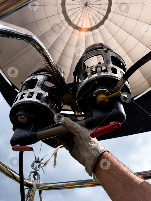 Скачать Крупный план горелки на воздушном шаре в действии на фоне облачного неба фотосток Ozero