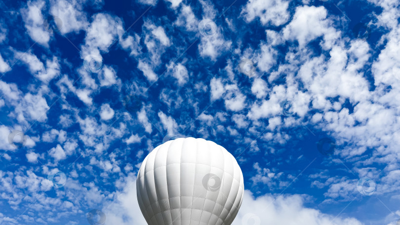 Скачать Белый воздушный шар на фоне ярко-голубого облачного неба фотосток Ozero
