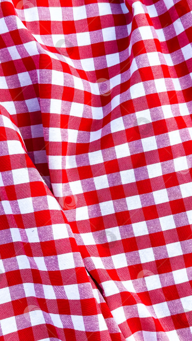 Скачать Ткань в красную и белую клетку со складчатыми узорами фотосток Ozero