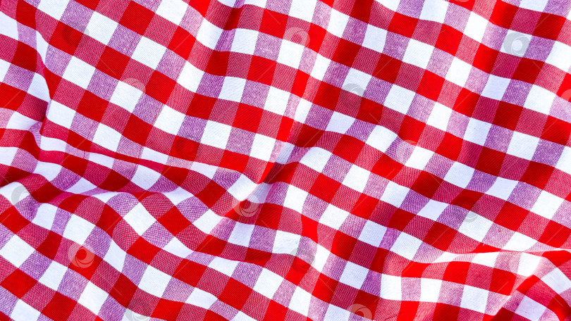 Скачать Красно-белая клетчатая ткань с волнистым рисунком крупным планом фотосток Ozero