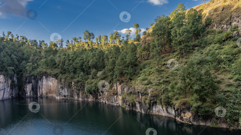 Скачать Красивое альпийское озеро в кратере потухшего вулкана. фотосток Ozero
