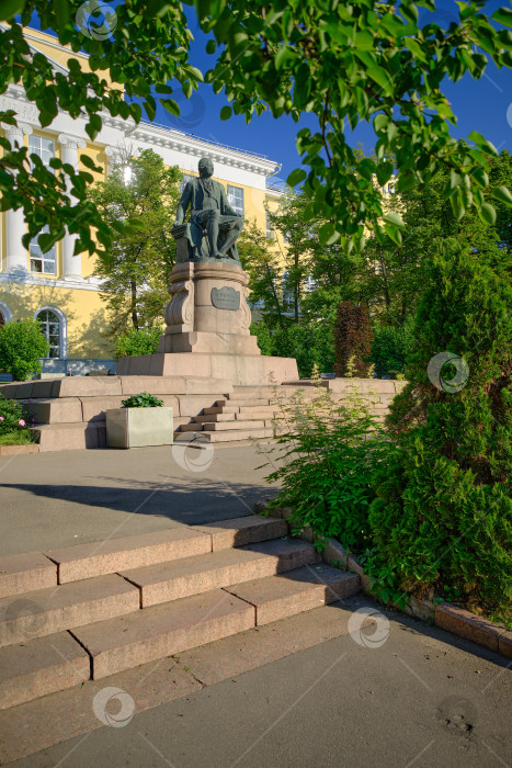 Скачать Москва. Памятник Михаилу Ломоносову около МГУ на Моховой. фотосток Ozero
