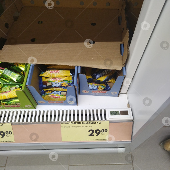 Скачать Отдел сырков в магазине "Чижик". фотосток Ozero