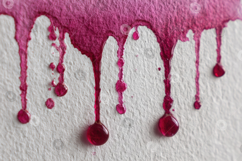 Скачать Яркие розовые акварельные разводы и капельки на текстурированной бумаге создают художественную экспозицию, демонстрирующую красоту флюид-арта и смешения цветов в творческом самовыражении фотосток Ozero
