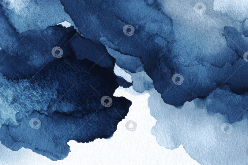 Скачать Абстрактная акварельная иллюстрация, в которой глубокие синие и темно-синие оттенки плавно сочетаются, создавая плавную и динамичную композицию с мягкими текстурами и художественной выразительностью фотосток Ozero