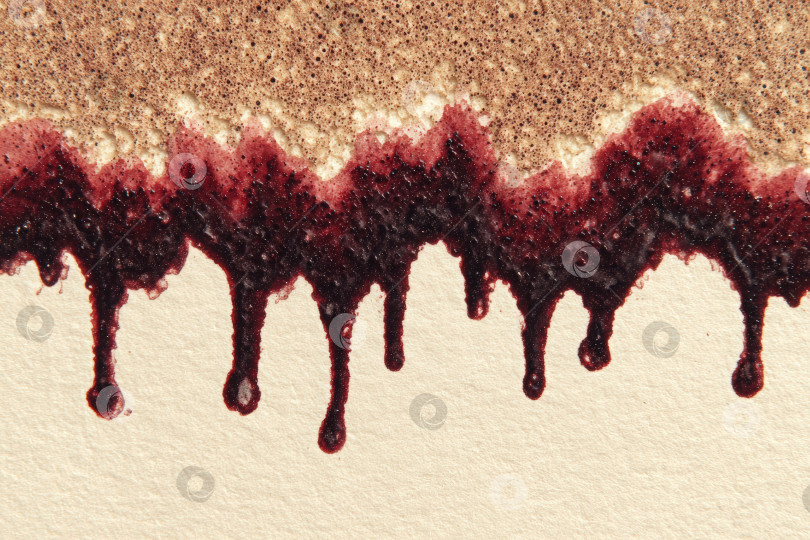 Скачать Абстрактная акварельная иллюстрация с насыщенными бордовыми каплями, ниспадающими каскадом на текстурированный песчаный фон, создает поразительный визуальный контраст и художественное выражение динамики цвета фотосток Ozero