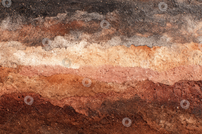 Скачать Абстрактная ландшафтная текстура, состоящая из слоев коричневых, бежевых и серых оттенков земли, демонстрирует естественные узоры и текстуры, вызывая ощущение глубины и органичной красоты фотосток Ozero