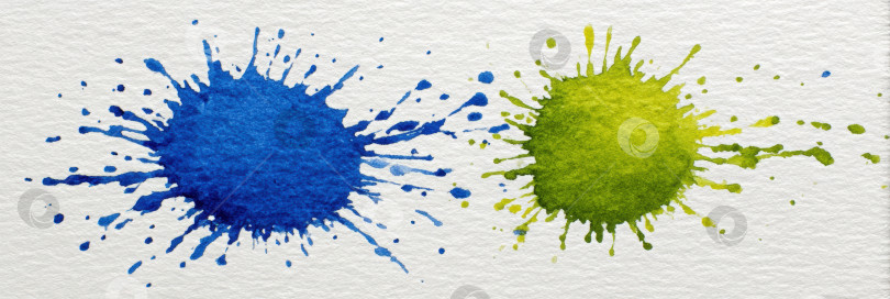 Скачать Яркая акварельная иллюстрация с брызгами синей и зеленой краски на фоне текстурированной бумаги, демонстрирующая художественное самовыражение и креативность в абстрактном дизайне фотосток Ozero