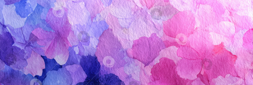 Скачать Акварельная иллюстрация с мягкими пастельными оттенками розовых, фиолетовых и синих цветов, гармонично сочетающимися друг с другом, создает безмятежный и художественный цветочный фон для дизайнерских проектов фотосток Ozero