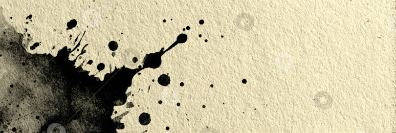 Скачать Абстрактные брызги черных чернил на текстурированном бежевом фоне создают динамичный визуальный эффект, идеально подходящий для художественных дизайнерских проектов и творческого самовыражения в различных медиа. фотосток Ozero