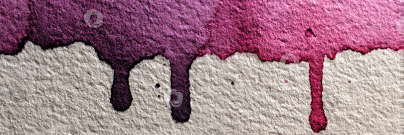 Скачать Акварельная иллюстрация с яркими каплями фиолетовой и розовой краски на текстурированном бумажном фоне создает художественный и красочный абстрактный дизайн с плавным движением и глубиной фотосток Ozero