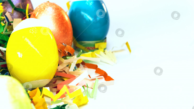 Скачать Разноцветные пасхальные яйца, бумажный декор разных цветов. Со свободным пространством. фотосток Ozero