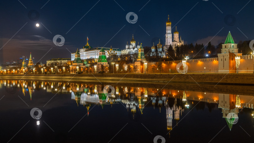 Скачать Московский Кремль ночью в полнолуние. фотосток Ozero