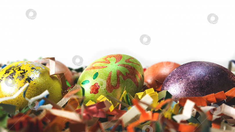 Скачать Разноцветные пасхальные яйца на подставках, с бумажным декором разных цветов. Со свободным пространством. фотосток Ozero