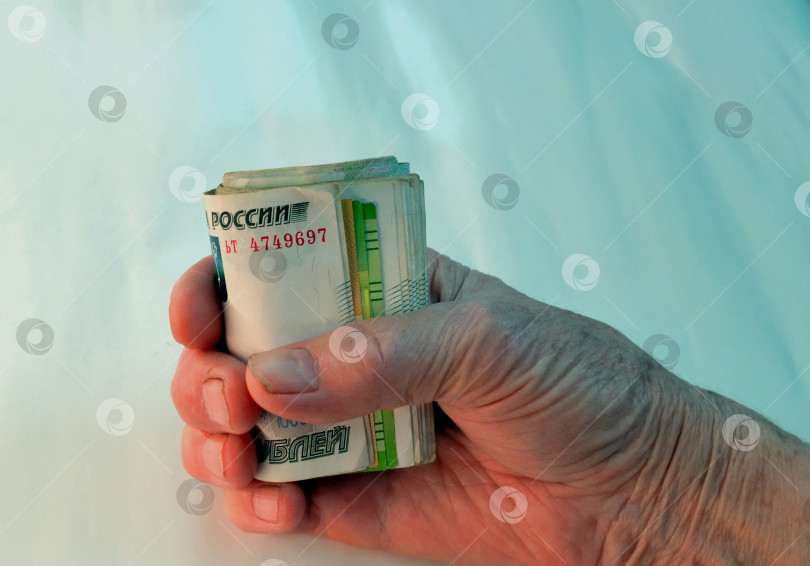 Скачать Российские деньги в кулаке фотосток Ozero