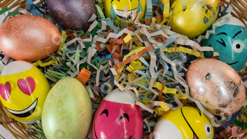 Скачать Разноцветные пасхальные яйца, бумажный декор разных цветов. Фон. фотосток Ozero