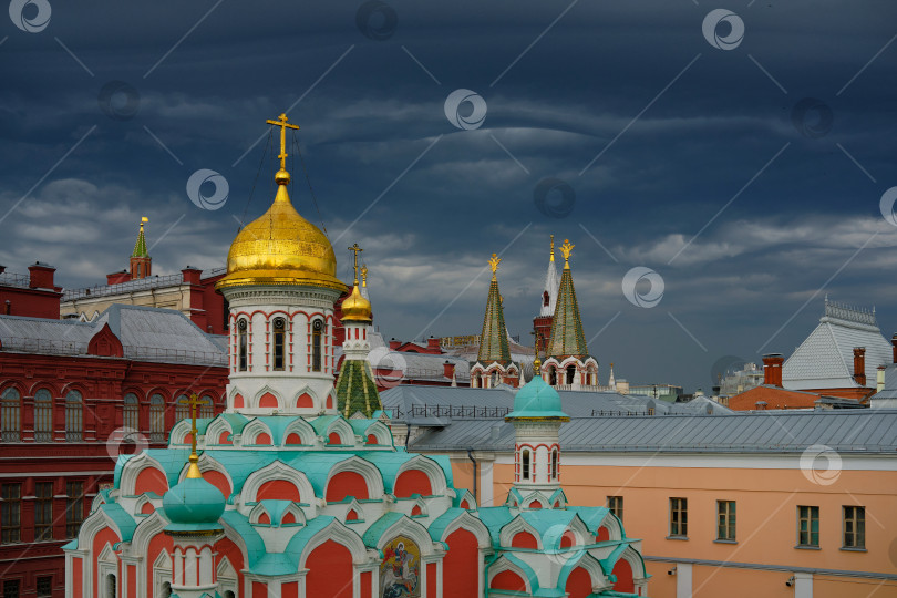 Скачать Москва. Казанский собор на Красной площади и грозовая туча. фотосток Ozero