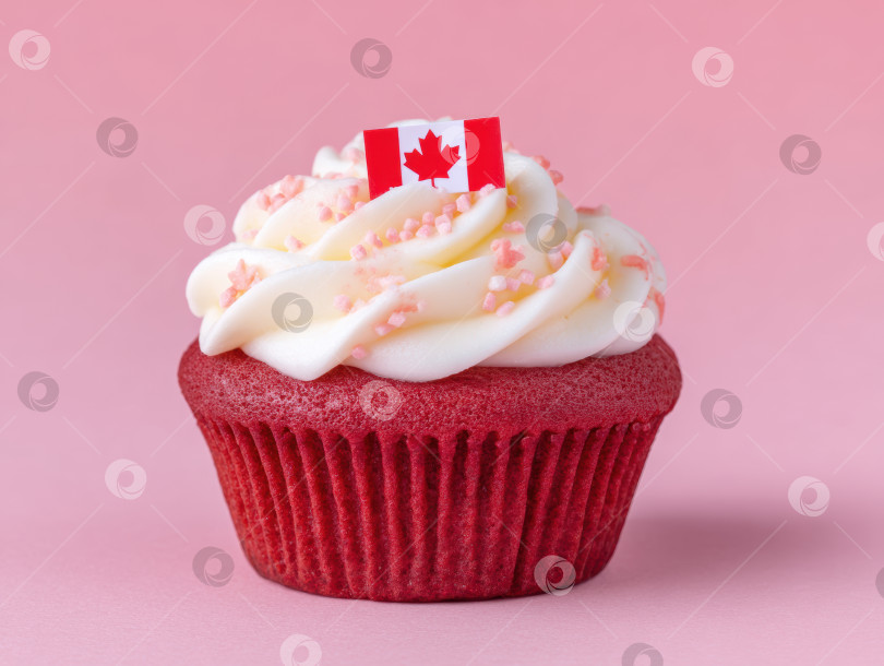 Скачать Праздничный кекс на день Канады с белой глазурью и красной бархатной основой на розовом фоне фотосток Ozero