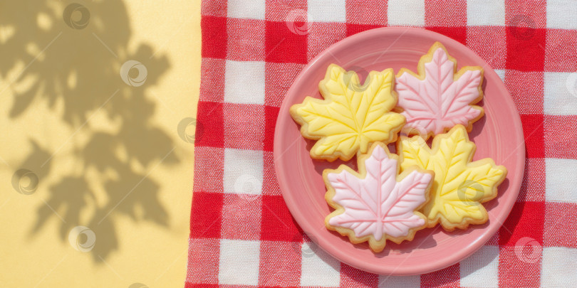 Скачать Осенний пикник с пледом в красно-белую клетку и печеньем в форме листьев фотосток Ozero