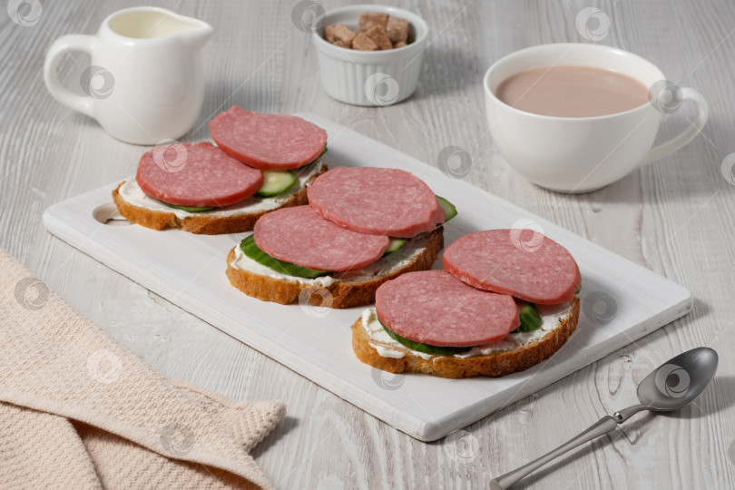 Скачать Бутерброды со сливочным сыром, огурцом и колбасой фотосток Ozero