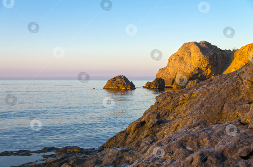 Скачать Тихое солнечное утро на побережье Черного моря. Крым. фотосток Ozero