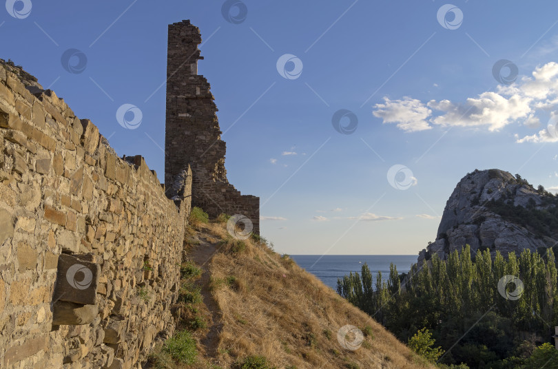 Скачать Руины средневековой крепости. фотосток Ozero