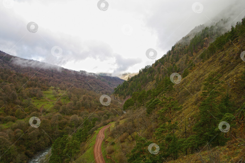 Скачать Ущелье в Кавказских горах, затянутое низкими облаками. фотосток Ozero