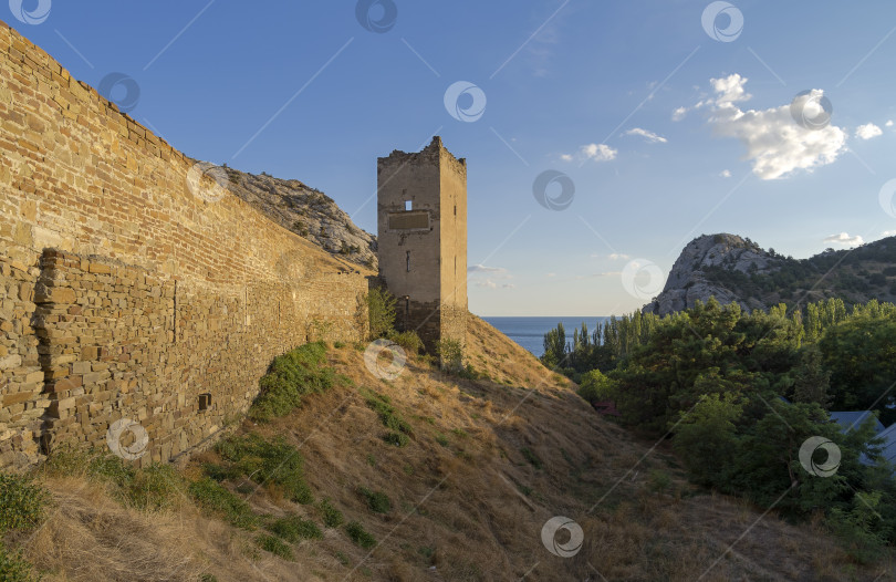 Скачать Руины средневековой крепости. фотосток Ozero