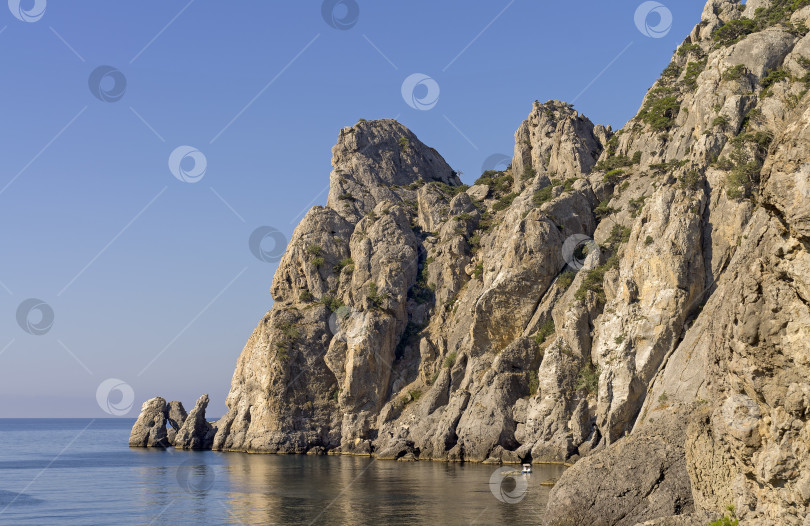 Скачать Прибрежные скалы. Крым. Солнечное утро. фотосток Ozero